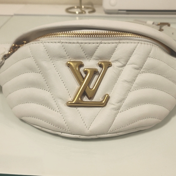 Louis Vuitton White and Gold Quilted Bag - Picture 1 of 7